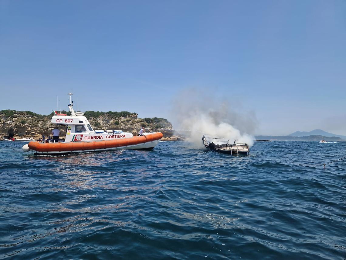 Principio d'incendio in barca, tutti salvi