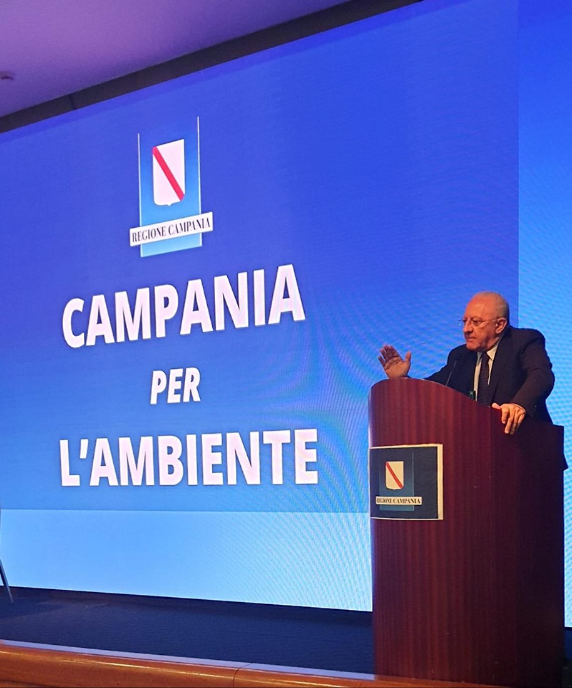 Rifiuti, De Luca: «Campania autonoma in un anno e mezzo»