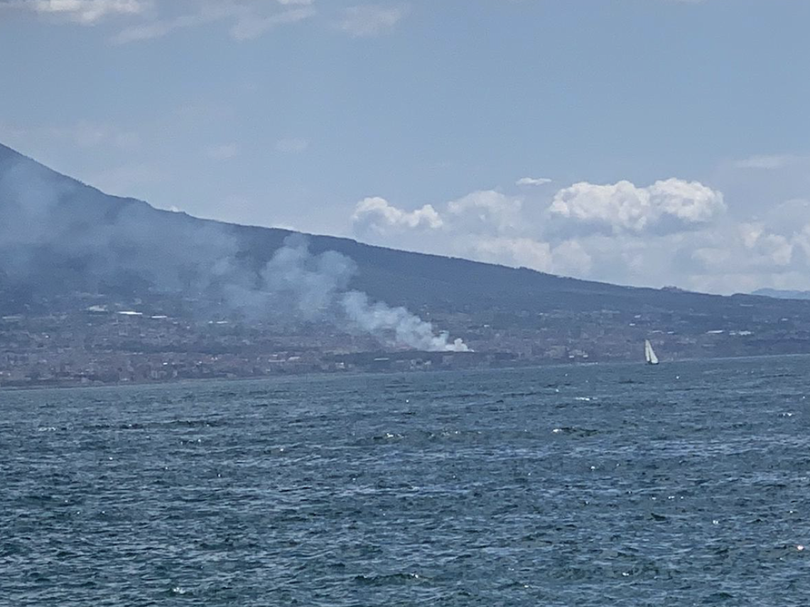 Bruciano sterpaglie, colonna di fumo visibile a km di distanza