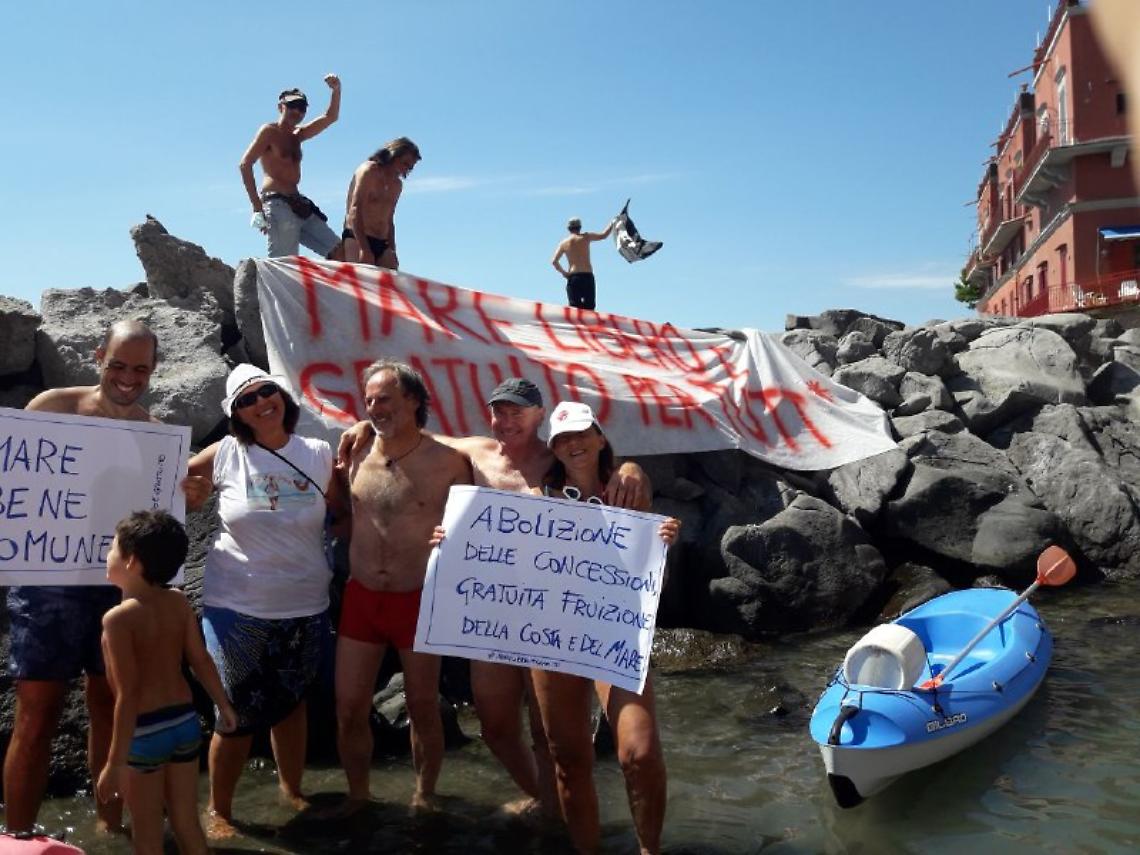 Fase 3 a Napoli, "pirati" all'arrembaggio dei lidi: stop privatizzazione