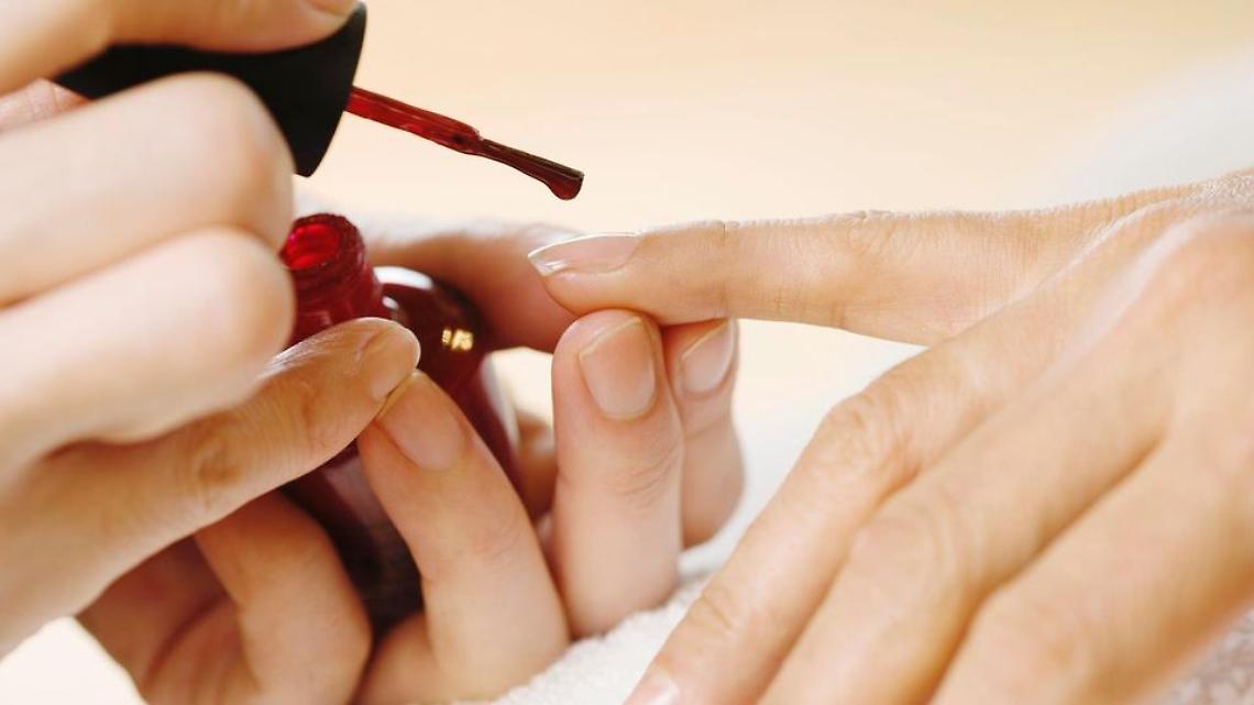 Trattamenti estetici in casa senza permessi, denunciata 30enne