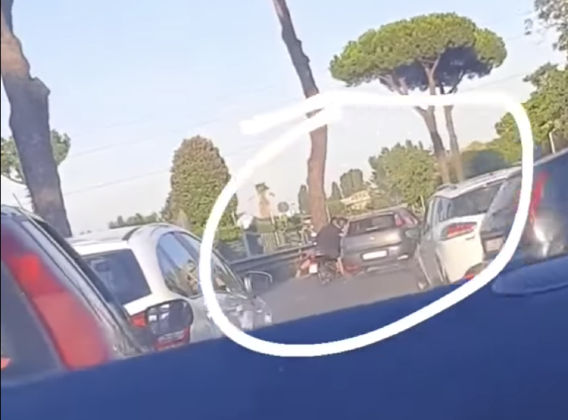 Rapine alle auto in coda sulla Circumvallazione, il video è virale
