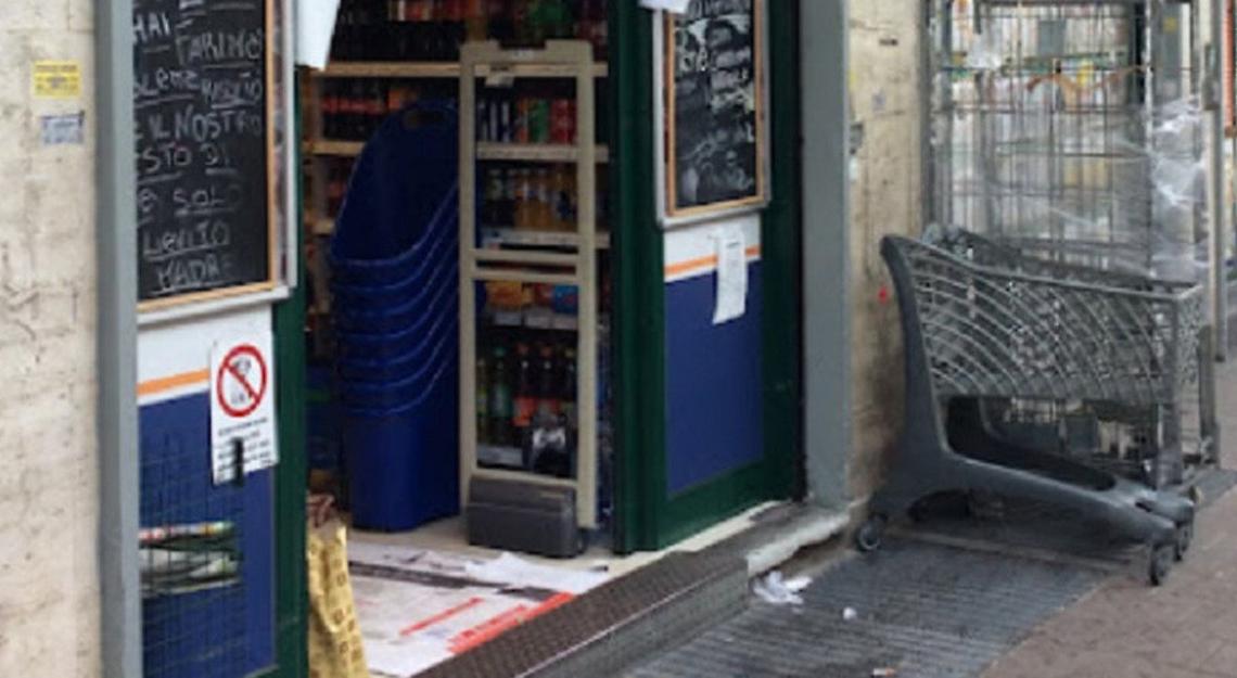 Rapina al supermercato, arrestato 34enne: caccia al complice