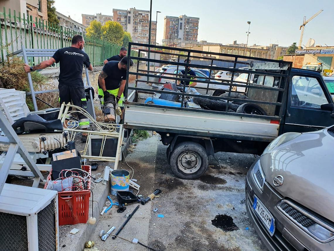 Don Guanella, rimossi paletti e baracche abusivi: sequestrati 41 veicoli