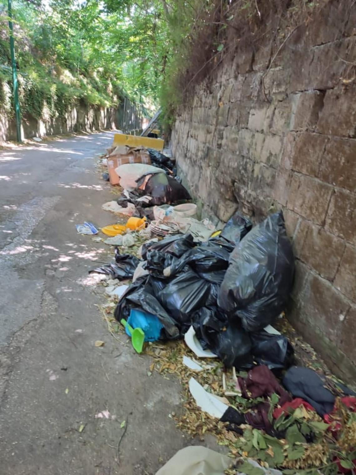 Chiaiano, discarica a cielo aperto in via Comunale Margherita