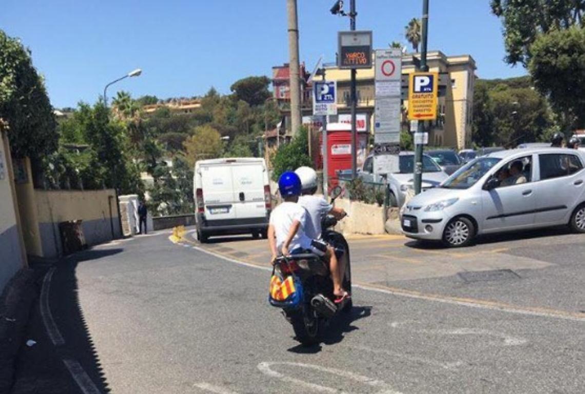 Con scooter e bici nella Ztl, aggrediscono i poliziotti