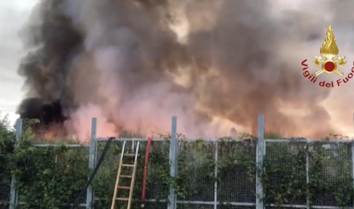Fiamme nel campo rom, distrutte baracche disabitate
