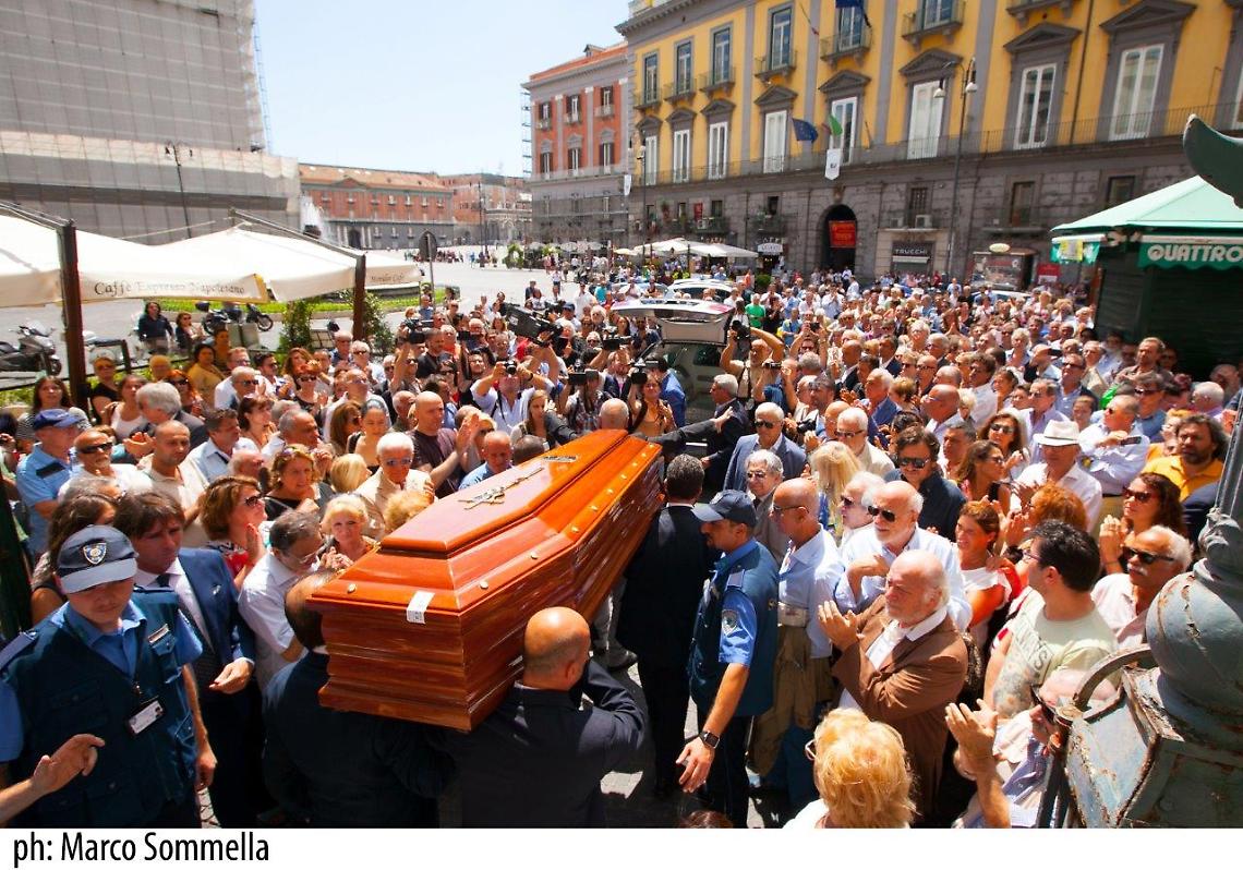 In centinaia ai funerali di Francesco Caccavale, patron dell’Augusteo