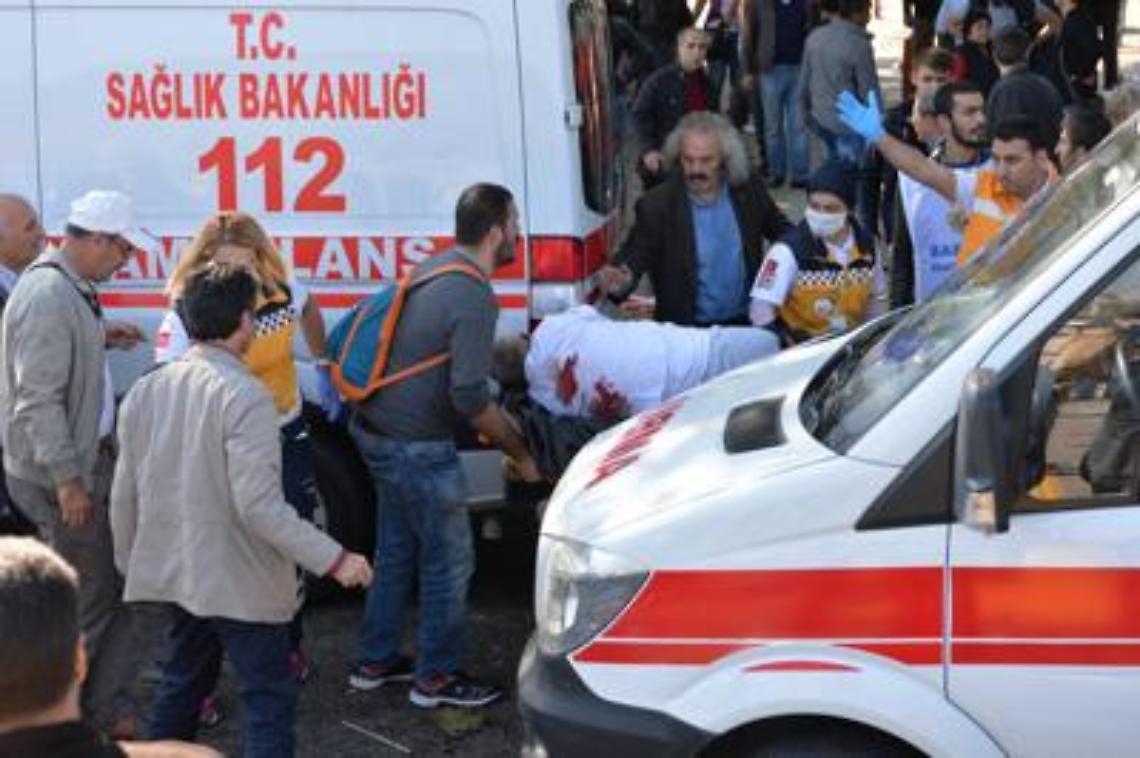 Turchia, due autobomba contro la polizia: morti e feriti