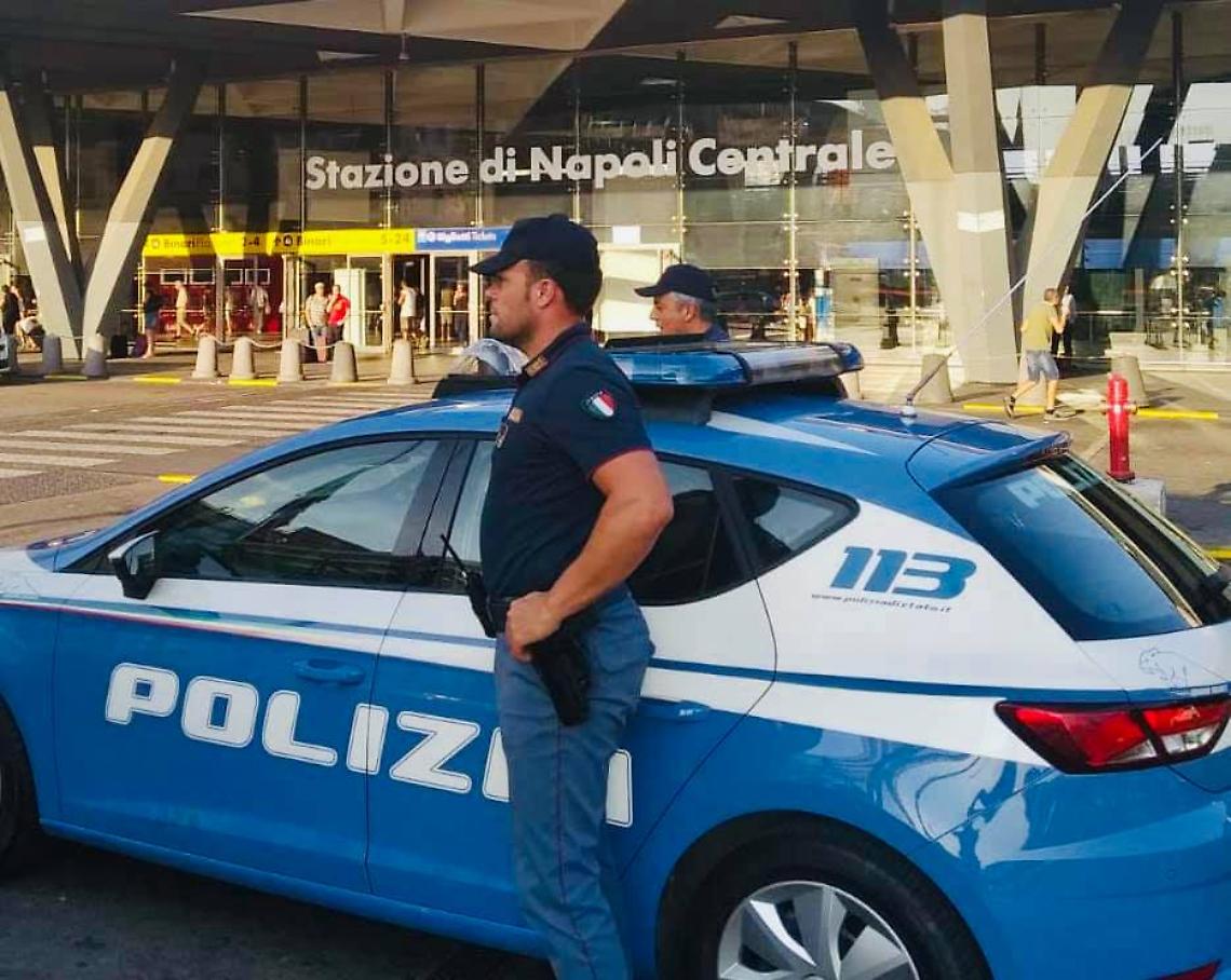 Fa pipì sull'auto della polizia, 22enne arrestato