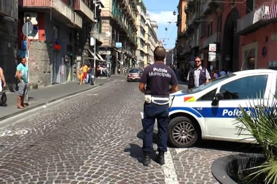 Turista rapinato in via Toledo, due arresti