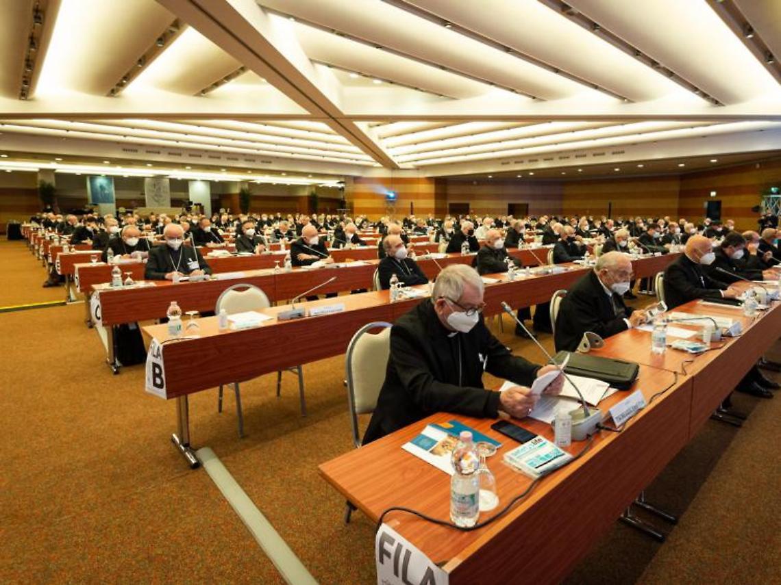 Eutanasia, Cei: «Grave inquietudine per raccolta firme referendum»