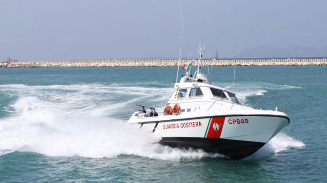 Ischia, imbarcazione incagliata: soccorse nove persone