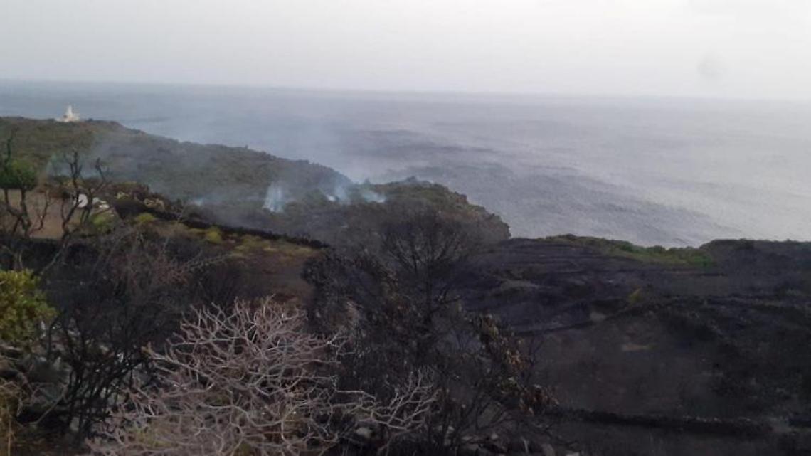 Incendio a Pantelleria, ville evacuate: panico tra i turisti
