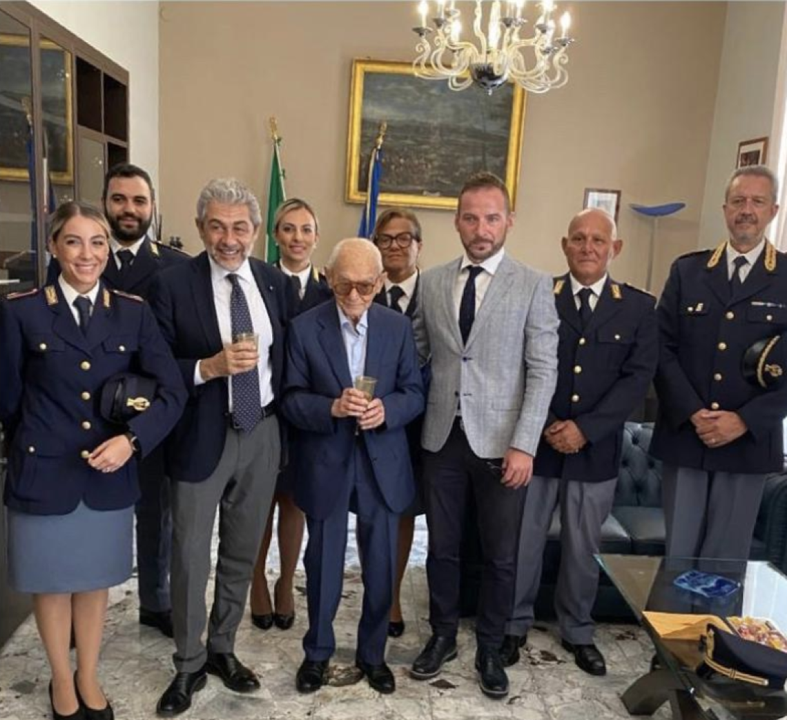 Poliziotto centenario chiede come regalo di andare in Questura
