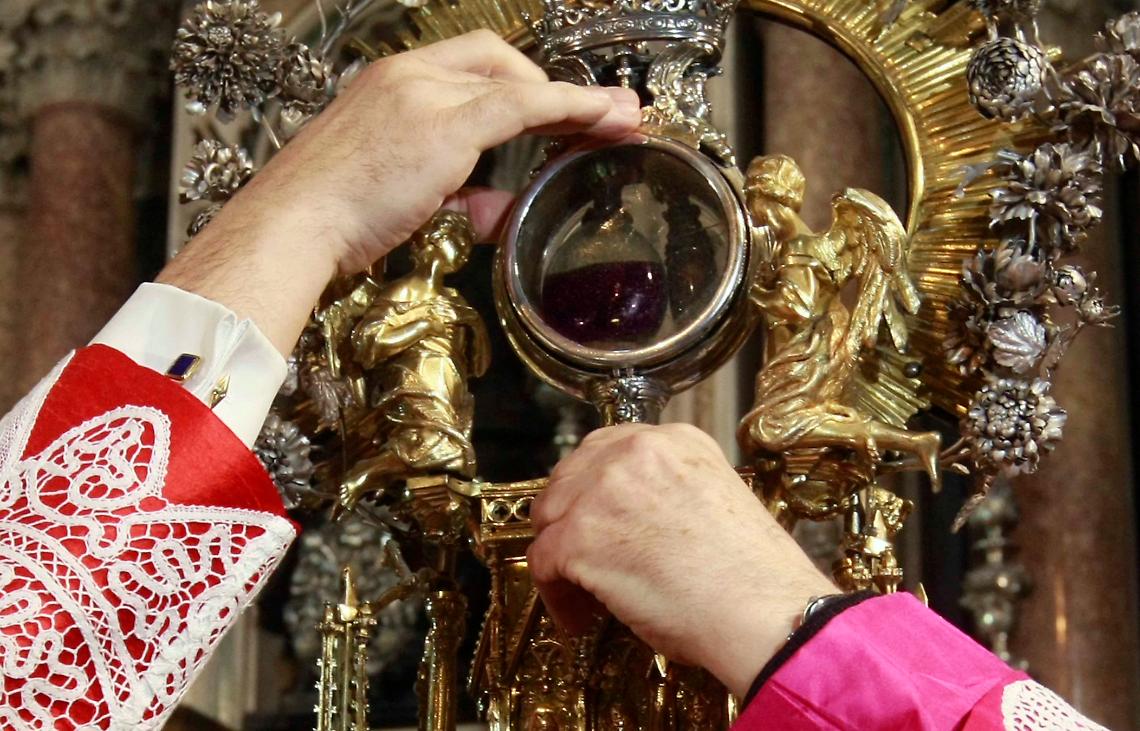 San Gennaro fa il miracolo, il sangue si è sciolto