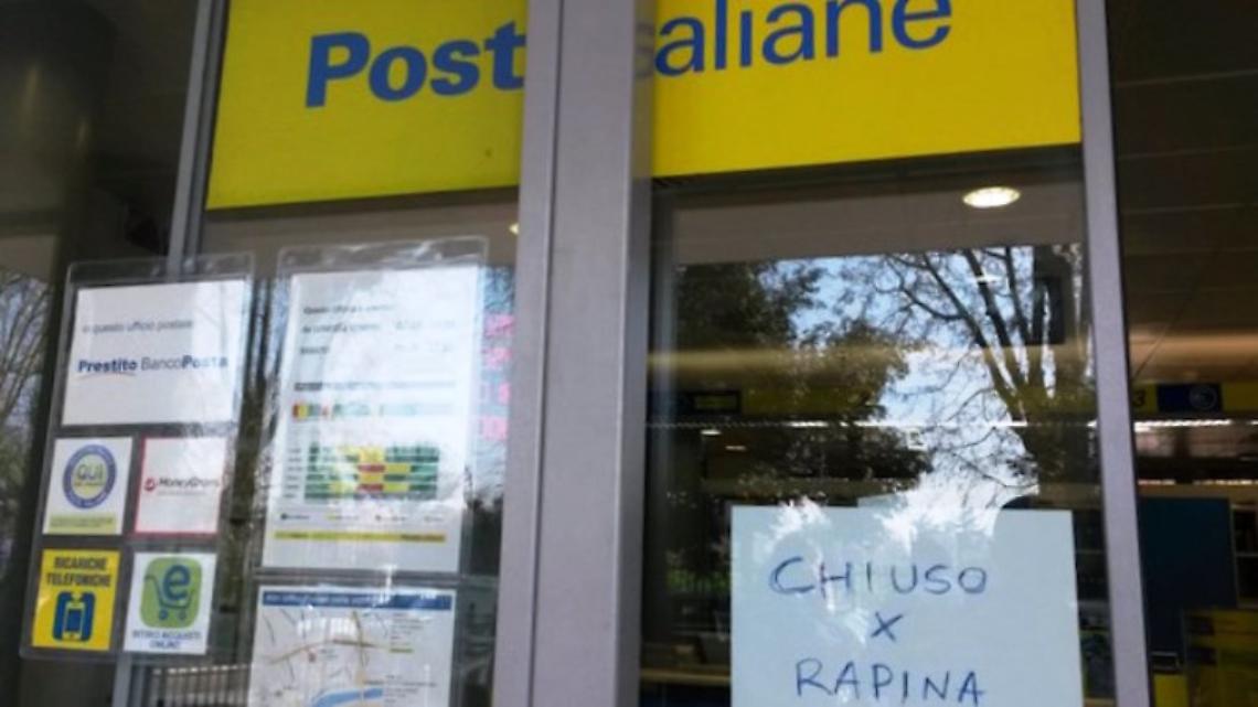 Colpo alle Poste da 25mila euro a Licola, dipendenti chiusi in bagno