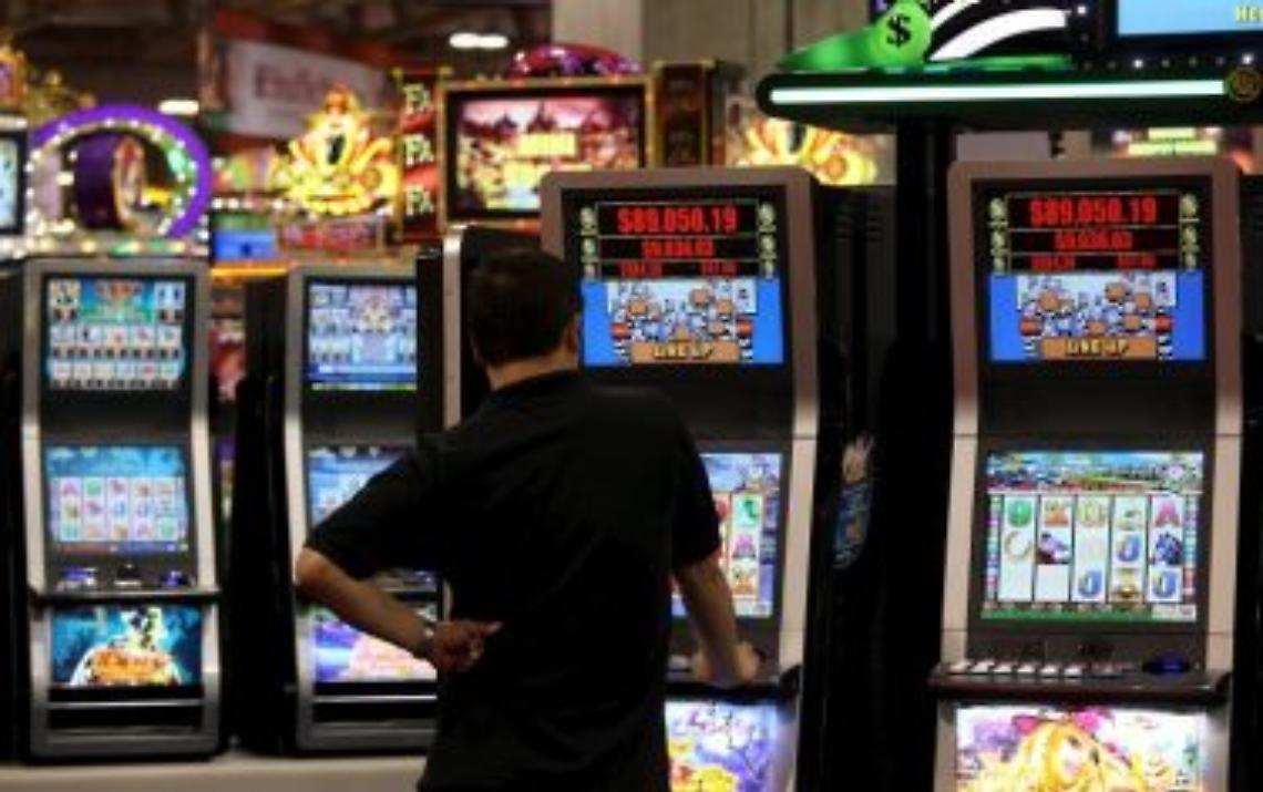 Tentata rapina in una sala slot, la guardia giurata spara