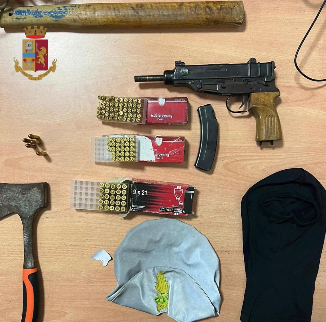 Fermato sullo scooter, punta la pistola contro la polizia