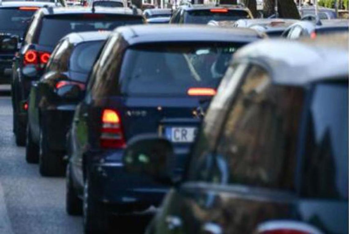 Codice della strada 2023, nuove misure: «Multe fino a 1.700 euro per cellulare alla guida»