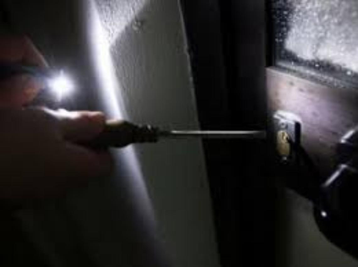 Rubano in un panificio ai Colli Aminei, due arresti