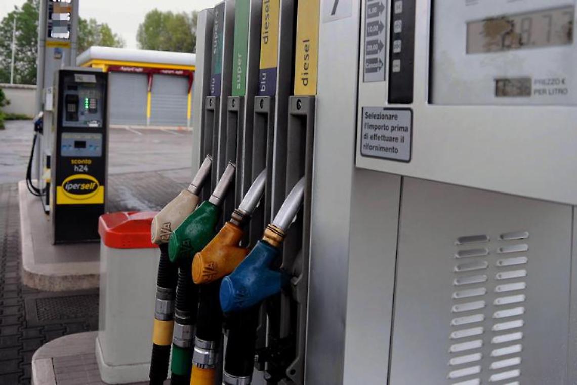 Prezzi carburanti ancora su, benzina sfiora 2 euro