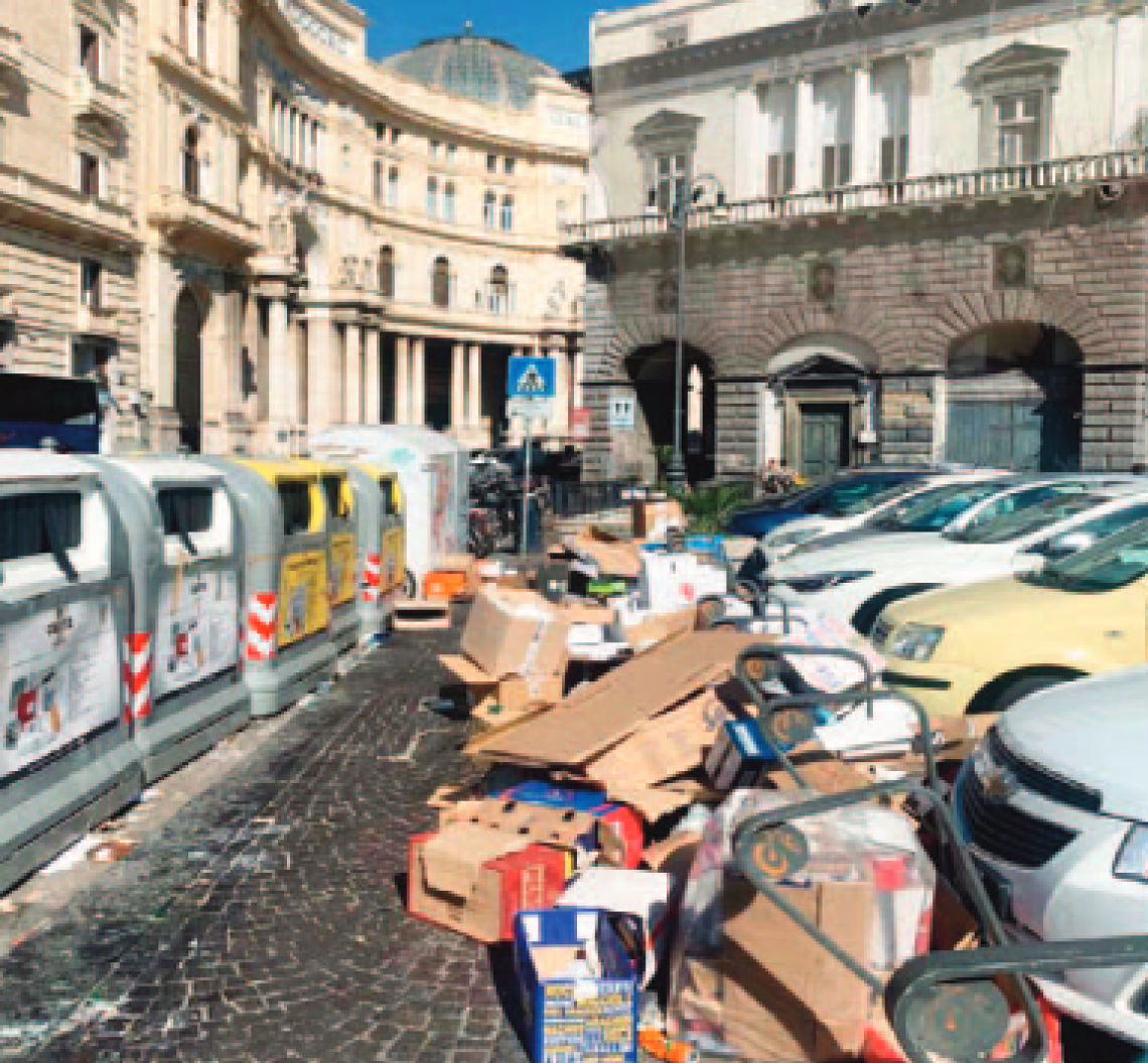 Centro storico invaso da cartoni: uno sfregio alla città