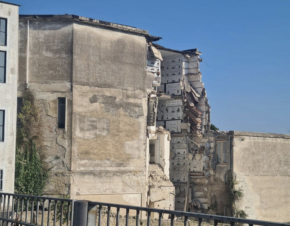 Crollo al cimitero travolse resti umani, aiuto dalla Curia