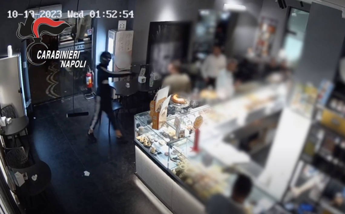 A 16 anni rapina un bar, bloccato con 3mila euro di gratta e vinci