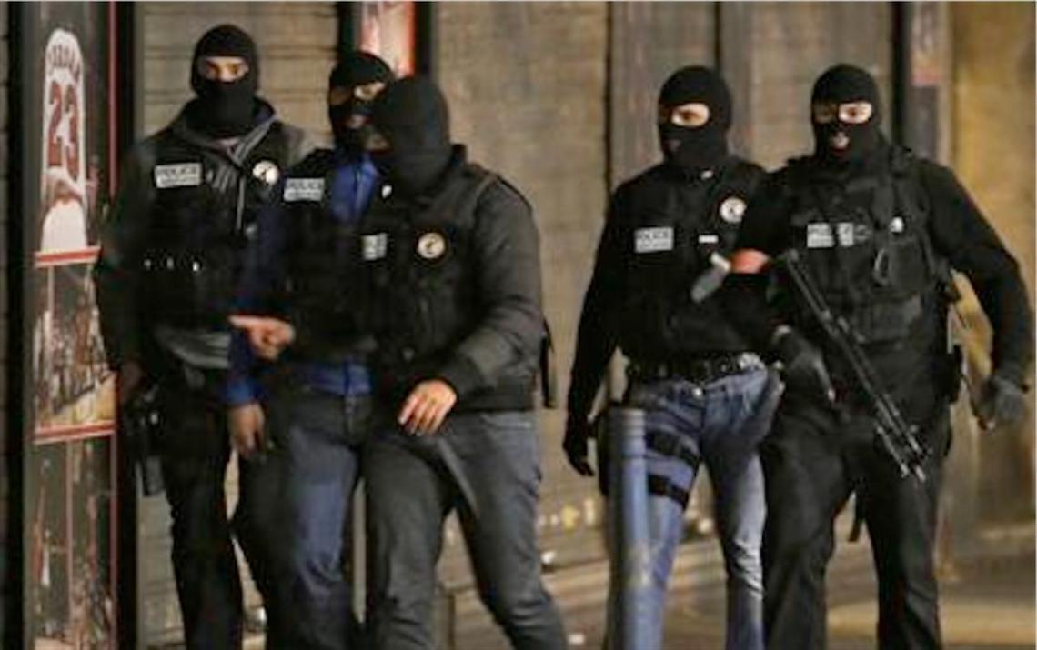Parigi, concluso blitz della polizia: 2 morti e 7 arresti