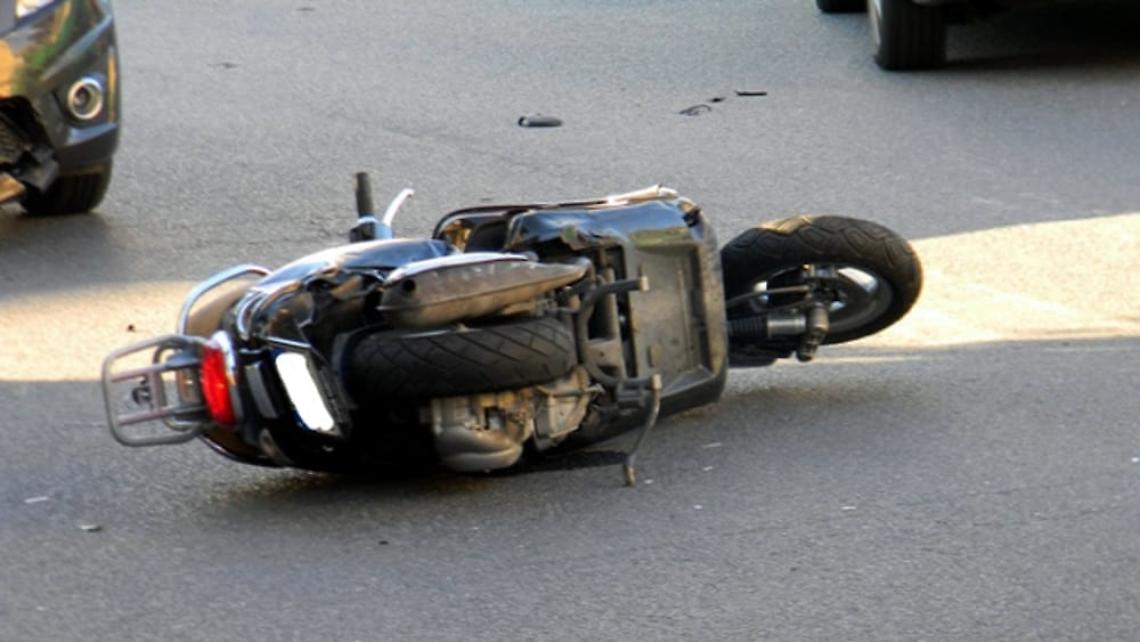 Rapina cellulare, la polizia lo insegue e cade dallo scooter: è grave