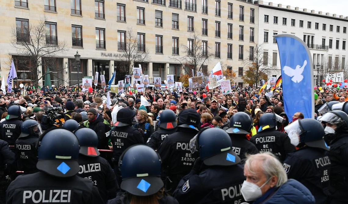 Covid in Germania, in migliaia in piazza contro restrizioni