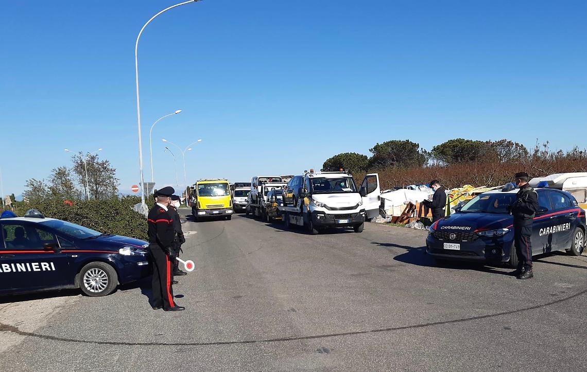 Controlli al campo rom di Giugliano, sequestrati 7 mezzi: un denunciato