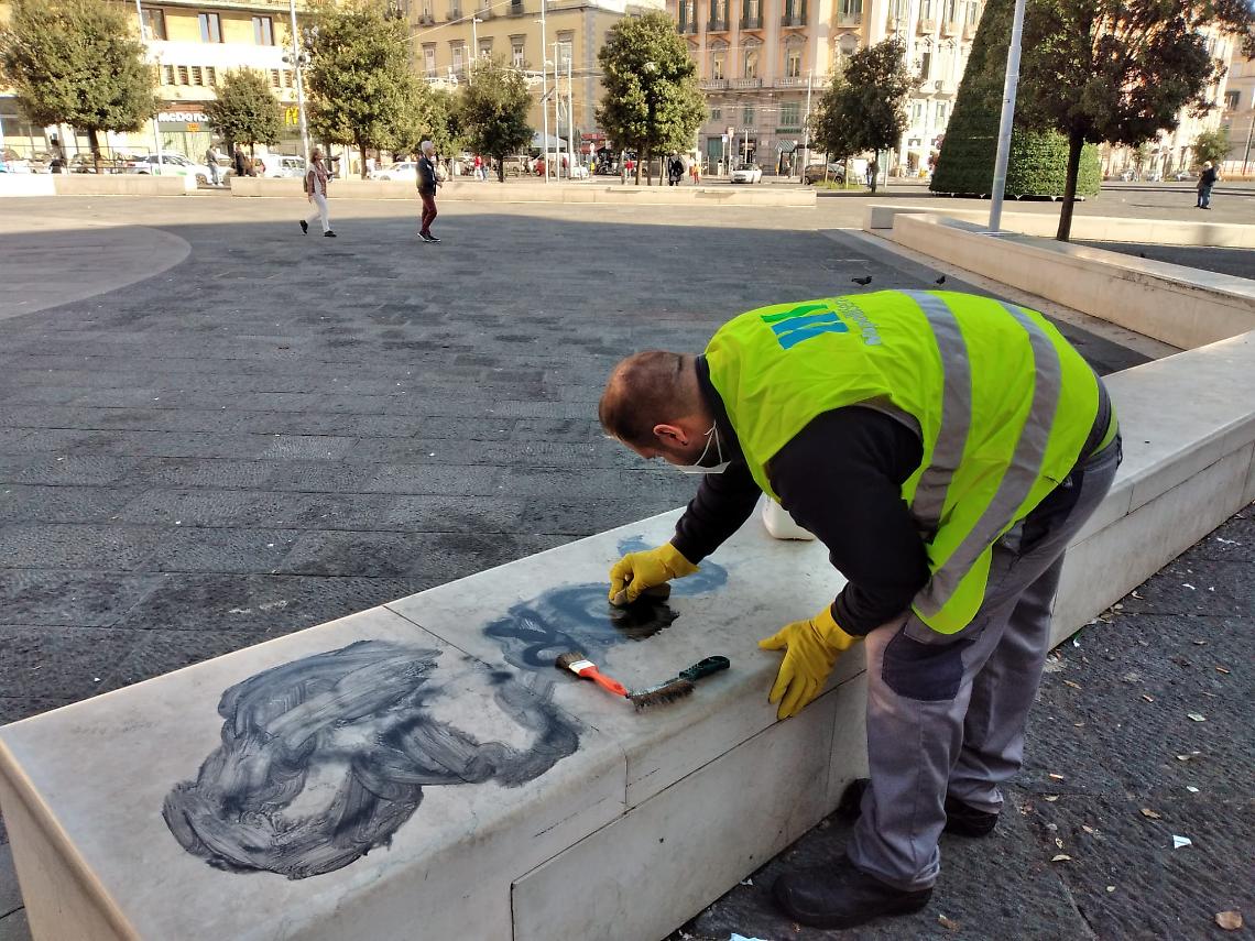 Napoli, ripulita la Fontana del Nettuno dalle scritte