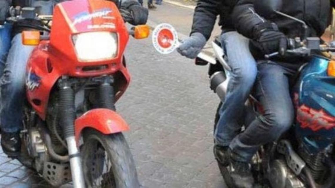 Sfugge all'alt e si scontra con la moto della polizia