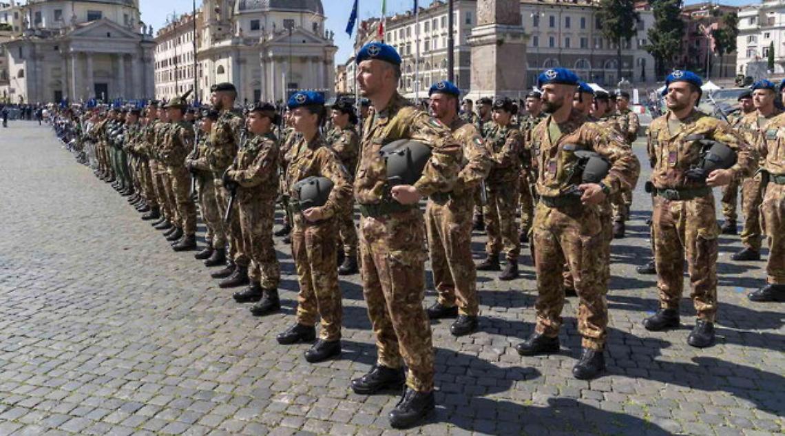 Crosetto: «Esercito professionale, ma in casi estremi sì a riserva