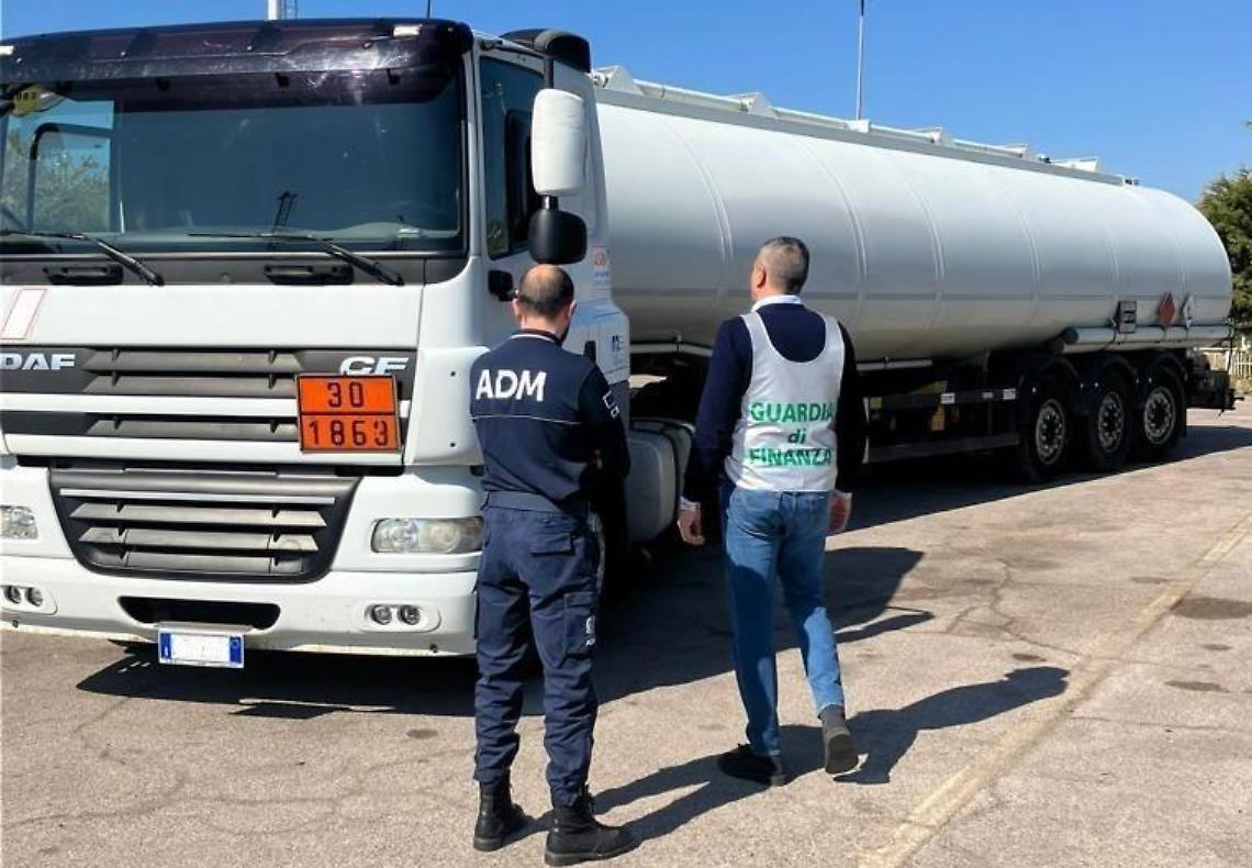 Nuova frode sui carburanti, 3 arresti e sequestro
