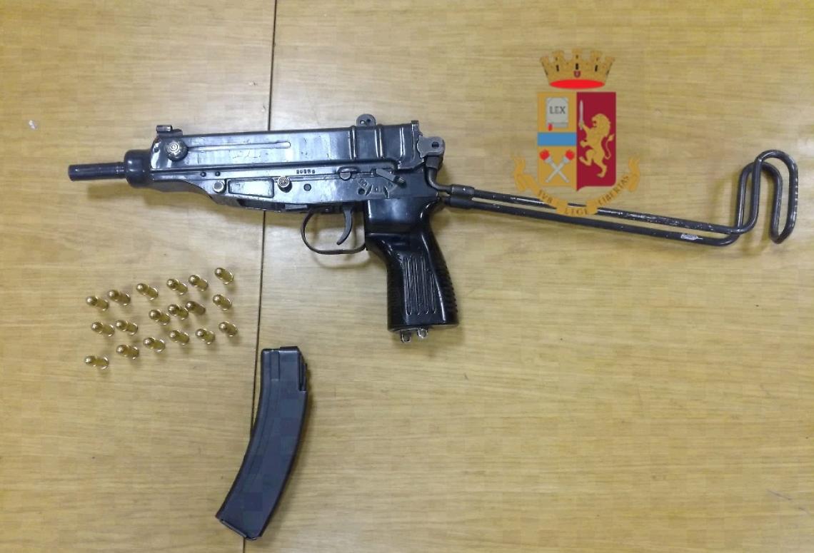 Punta una mitraglietta contro la polizia, arrestato