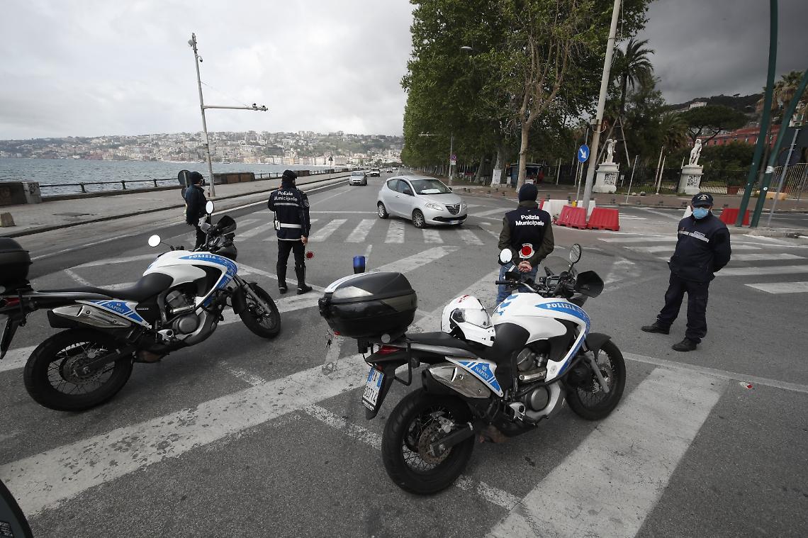 Napoli, stretta sulla movida della polizia locale