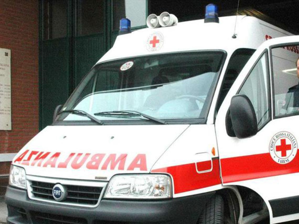 Torre Annunziata, cade da uno scaffale mentre lavora: 37enne grave