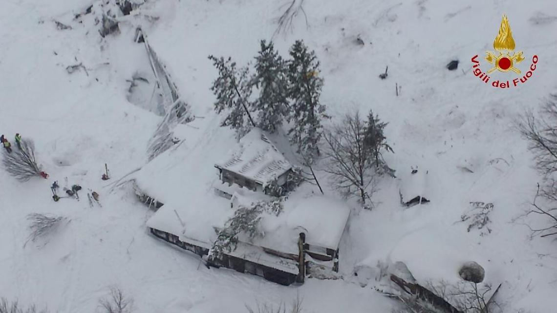 Valanga sull'hotel: 30 dispersi, estratti due corpi. I soccorritori: «Nessun segnale»