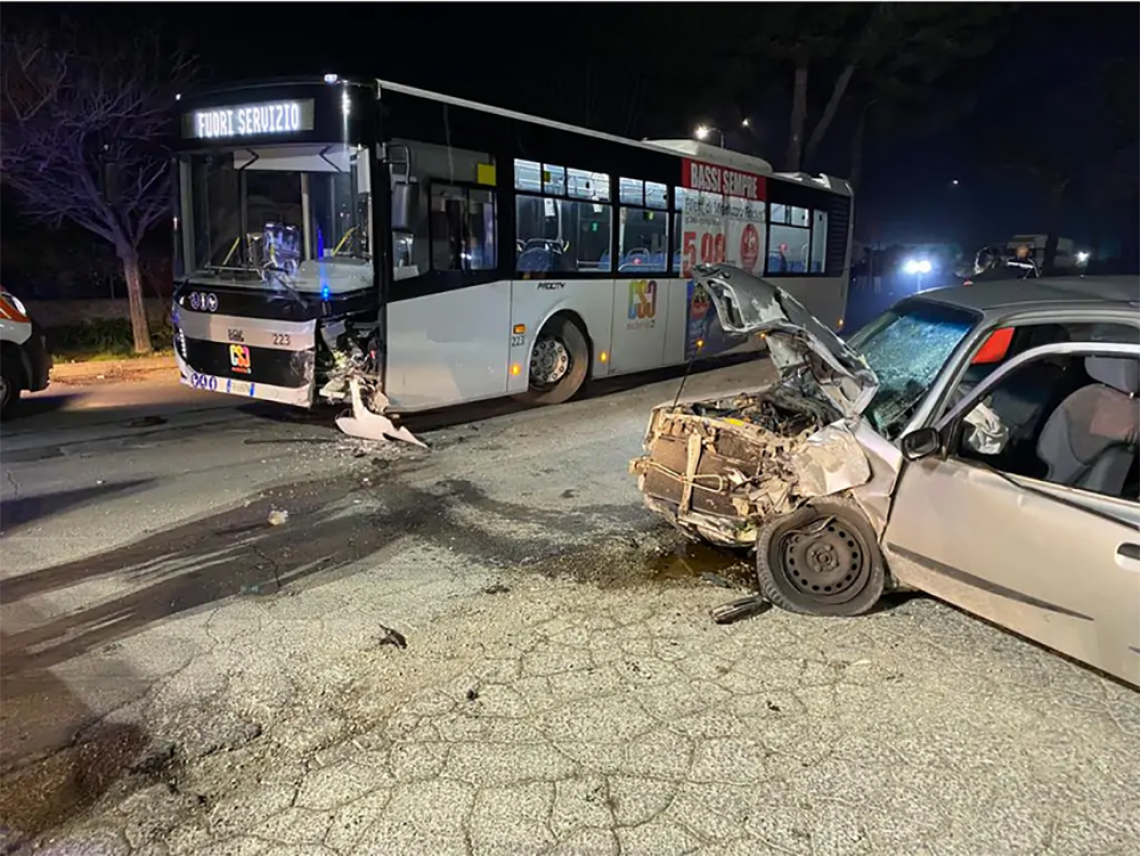 Si schianta contro un bus, Marco muore sul colpo a 22 anni: «Ha tentato in tutti i modi di frenare»