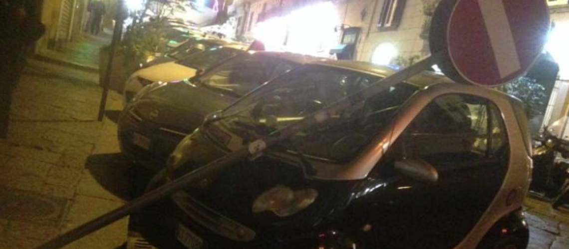 Chiaia, palo della segnaletica crolla su un'auto davanti alla scuola