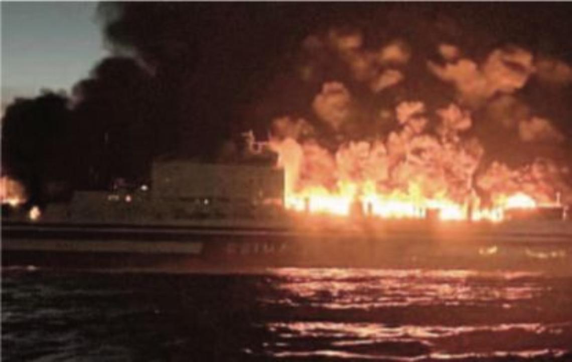 Nave in fiamme, panico e dispersi 