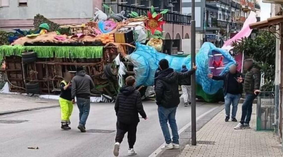 Si ribalta carro allegorico, paura a Maiori