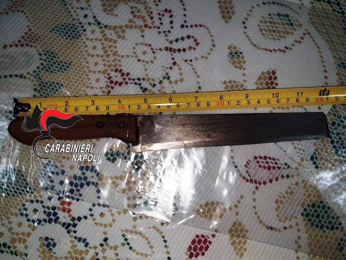 Minaccia nonna per avere soldi e giocare d'azzardo, 26enne in manette