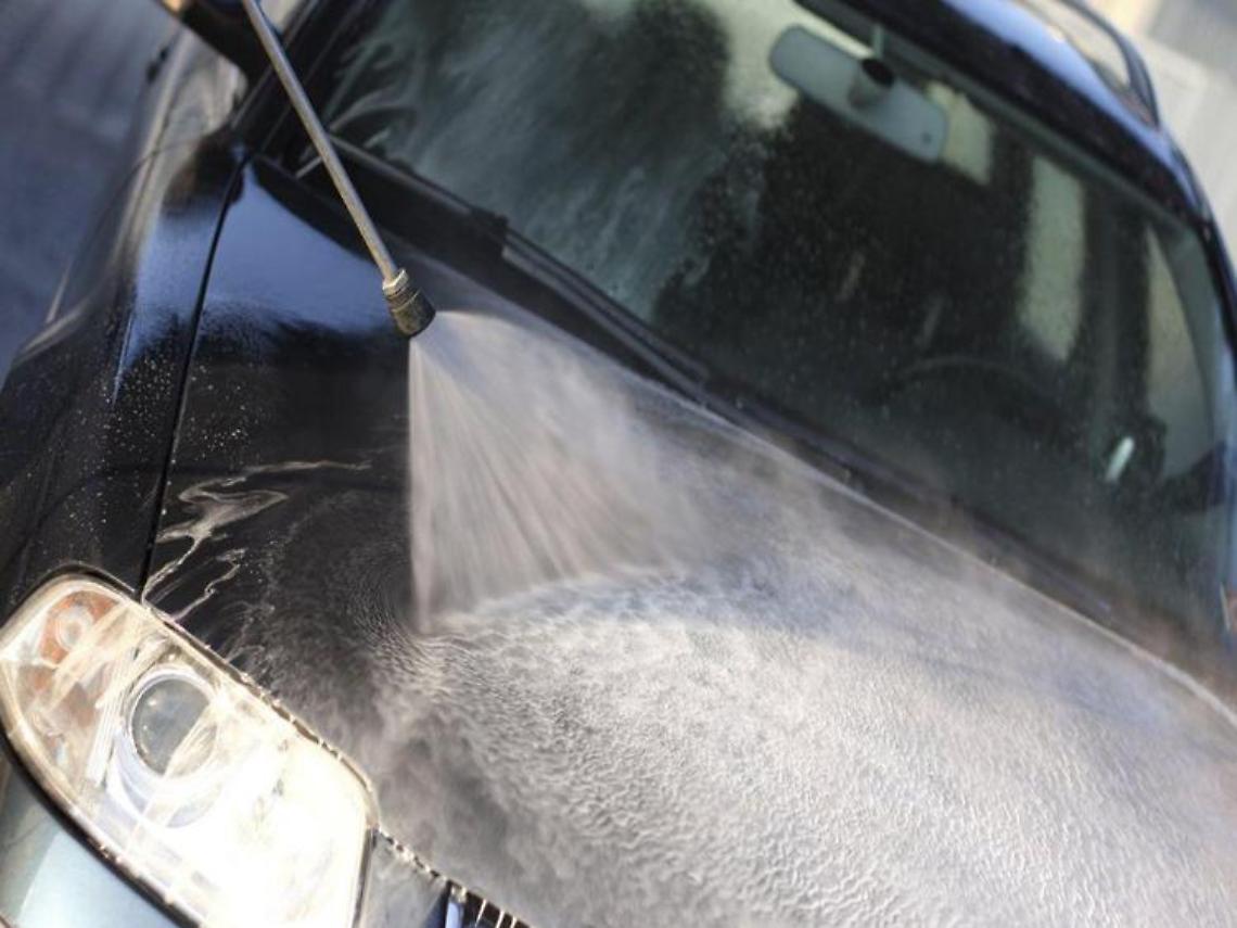 Blitz della finanza: sequestrati 220 tonnellate di pellet e un autolavaggio abusivo 
