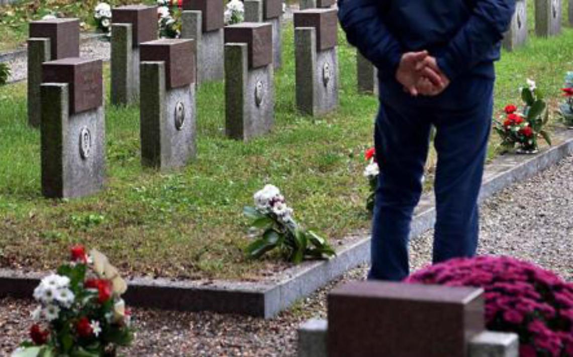 Festini a luci rosse, baby squillo e tangenti nel cimitero: coinvolti anche politici 