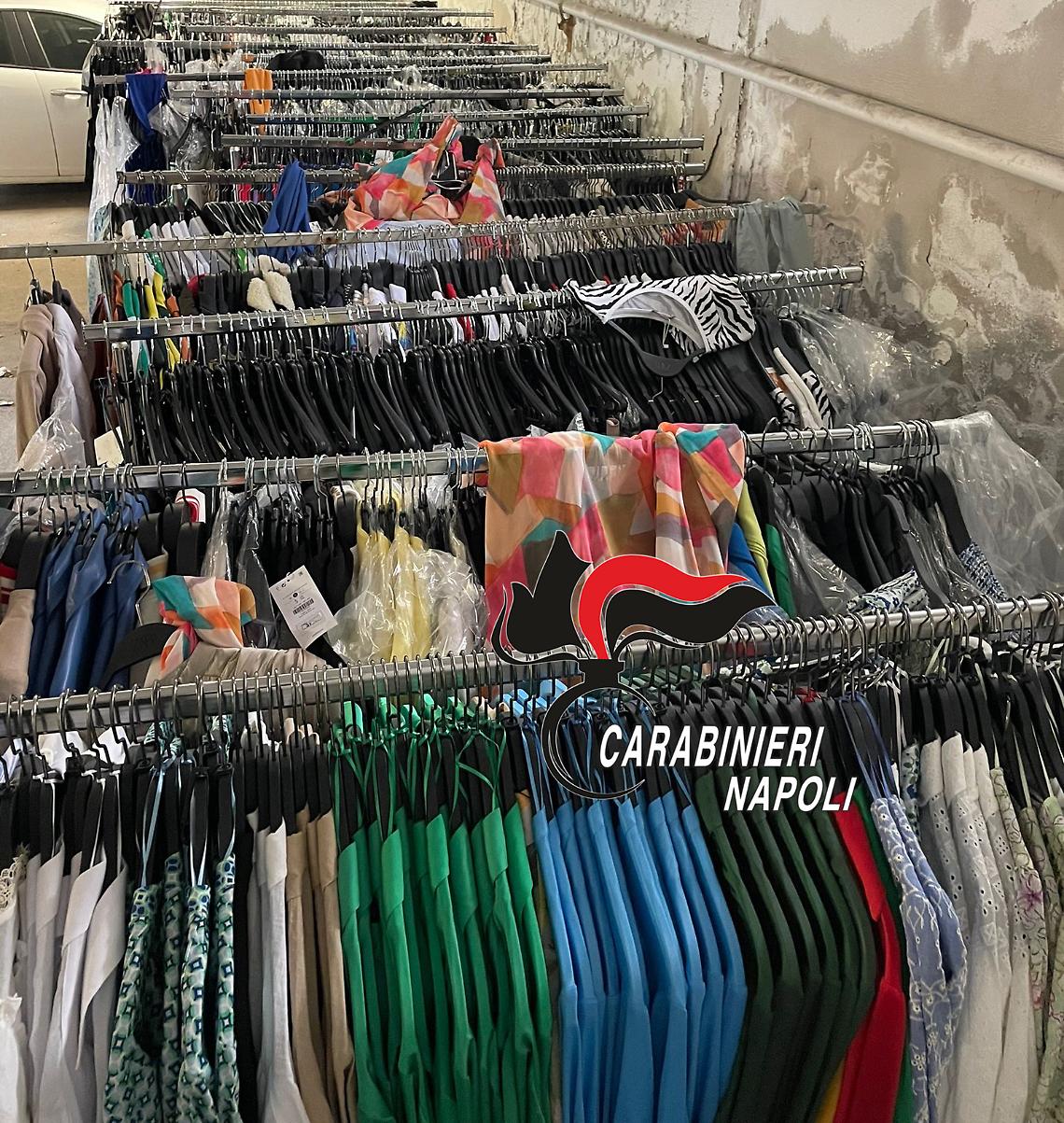 Outlet di abiti ricettati e contraffatti a Casoria