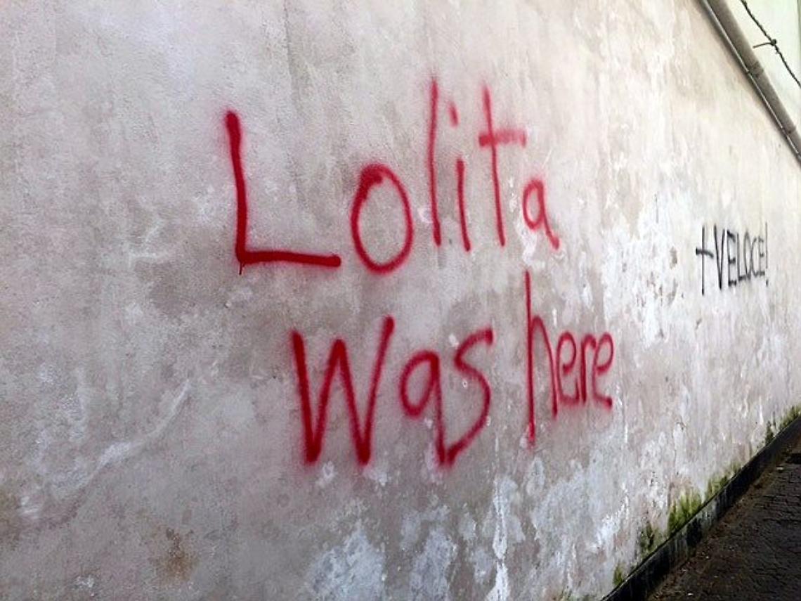 Vomero, di nuovo imbrattato il muro della Floridiana
